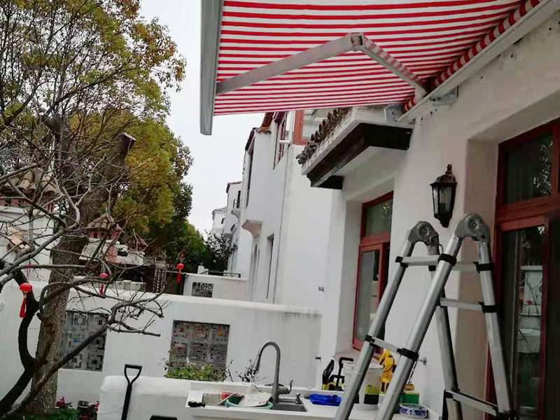 室外雨棚安裝調(diào)試：測(cè)量放線&rarr;安頂棚主骨架&rarr;安裝調(diào)平頂棚次骨架&rarr;安裝外層&rarr;安裝內(nèi)層&rarr;頂棚外部檐口調(diào)整及處理 ①根據(jù)安裝圖紙測(cè)量標(biāo)高和頂棚位置，用墨線彈出頂棚主骨架的位置線。②根據(jù)設(shè)計(jì)圖安裝膨脹螺栓，在將鋼板固定好，將主骨架的中心線投至鋼板。③安裝主骨架時(shí)先安裝兩端，然后再安裝中間部分；先組裝方鋼管，中間與預(yù)埋鋼板焊接。④主骨架安裝完畢后接下來安裝次骨架，并與主骨架焊接固定好。⑤外層的厚度有20mm，安裝好之后需要打膠，安裝壓條才算全部完成。⑥內(nèi)層的厚度為16mm，安裝前將上層底板擦干凈，也要進(jìn)行打膠和安裝壓條的工序。⑦后安裝外檐，將細(xì)節(jié)部分全部調(diào)整好即可。