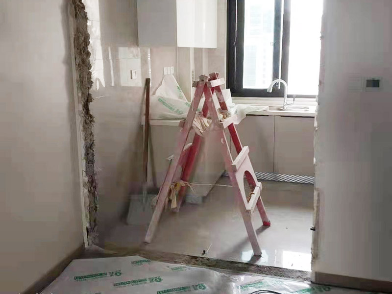 門(mén)框修復(fù)維修：清潔表面，把原有的木門(mén)使用砂紙打磨一遍，根據(jù)需要修補(bǔ)的地方選擇相近的顏色互相調(diào)和，均勻涂抹，并用尾部刮板刮平，用紙巾擦去多余的部分，等待10分鐘就可以干燥了。 有破損，出現(xiàn)裂縫或者是坑。坑面需要先填補(bǔ)，先把被損壞的地方補(bǔ)上膩?zhàn)?，然后打磨砂紙，再刷底漆和面漆? width=