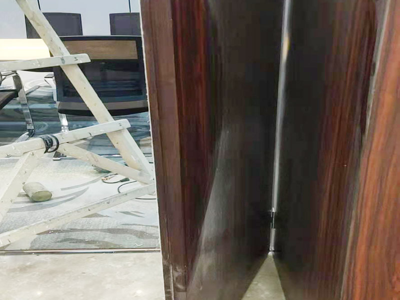 木門(mén)修補(bǔ)翻新：首先將破損的洞清理干凈，用砂紙打磨一下除去污垢，將膩?zhàn)雍秃锰钤诳斩磧?nèi)，等膩?zhàn)痈珊笥蒙凹埓蚰ス饣?，或者速干膠干透的木渣也是打磨光滑，除去上邊的灰塵。然后使用修補(bǔ)膏或者油漆對(duì)修補(bǔ)平整光滑的膩?zhàn)由险{(diào)色，還原成與周?chē)粯拥纳?，用吹風(fēng)機(jī)快速吹干油漆。