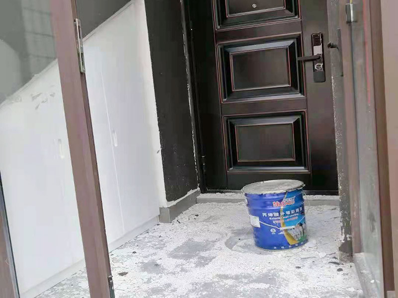 墻面刮膩?zhàn)臃鬯ⅲ嚎梢宰鲚p微潤(rùn)水實(shí)驗(yàn)，檢驗(yàn)原涂層附著力是否合格，如果原基層膩?zhàn)虞^差，則需要鏟除，重新石膏找平。陰角處理兩面&ldquo;彈線&rdquo;（注意垂直度），陽(yáng)角處理用靠尺就可以了，然后用石膏粉加膠調(diào)制石膏膩?zhàn)诱抑薄Ｊ嗄佔(zhàn)痈赏负蠊文佔(zhàn)樱勘楸仨殢氐赘赏福?。檢查膩?zhàn)邮欠窀赏阜椒ㄓ卸菏紫扔^察顏色是否一致；再就是看打磨的時(shí)候有沒&ldquo;粘砂紙&rdquo;現(xiàn)象。