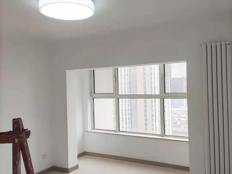 全屋裝修翻新：基層施工 在墻面翻新前,需要先將舊漆面鏟除干凈,之后在進(jìn)行打磨,將墻面的浮沉雜物都清理干凈。成品保護(hù) 基層做完后,需要將施工區(qū)域的家具物件移除,避免在翻新過程中,使家具受到損傷。在刮膩?zhàn)又?，先用尺子檢測一下墻面的平整度。在施工時，對不平整的地方進(jìn)行多次涂刮，修補(bǔ)好不平整的區(qū)域。一般膩?zhàn)庸蝺杀榧纯?，每次膩?zhàn)庸瓮旰笠M(jìn)行打磨，可以讓墻面更加光滑。膩?zhàn)痈赏负螅賹γ孢M(jìn)行油漆涂刷。底漆要先刷，施工力度要均勻，這樣漆膜厚度也相對一致，然后開始面漆施工。一定要讓漆面自然干透。