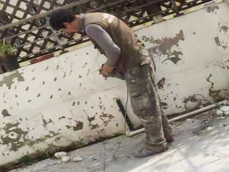 庭院改造翻新：1.先改造水路。將水管全部換成銅管、鋁塑復(fù)合管,增加凈水系統(tǒng)。 2.之后再改造電路。改造電路的時(shí)候要記得將強(qiáng)電與弱電分開,并且選擇對(duì)應(yīng)需求的線材。 3.保留老房子的一些特色,例如保留老房子的墻磚等,然后再增加一些個(gè)性的設(shè)計(jì)。 4.使用一些比較大氣的家具。有條件的話可以采用實(shí)木家具來裝飾搭配。 5.用綠植來搭配呼應(yīng)。用好綠植可以使院子里多一些家的氣息,更加的安靜舒適。