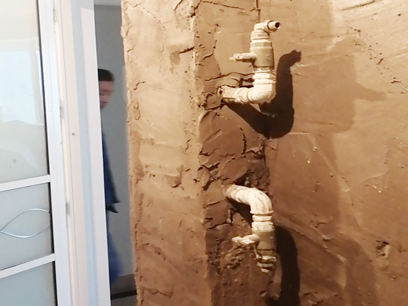 廁所重新裝修：、在同一房間內(nèi)，同類型的采暖設(shè)備、衛(wèi)生器具及管道配件，除有特殊要求外，應(yīng)安裝在同一高度上。2、明裝管道成排安裝時(shí)，直線部分應(yīng)互相平行。曲線部分：當(dāng)管道水平或垂直并行時(shí)，應(yīng)與直線部分保持等距；管道水平上下并行時(shí)，彎管部分的曲率半徑應(yīng)一致。3、管道采用粘接接口，管端插入承口的深度不得小于表3．3.15的規(guī)定。