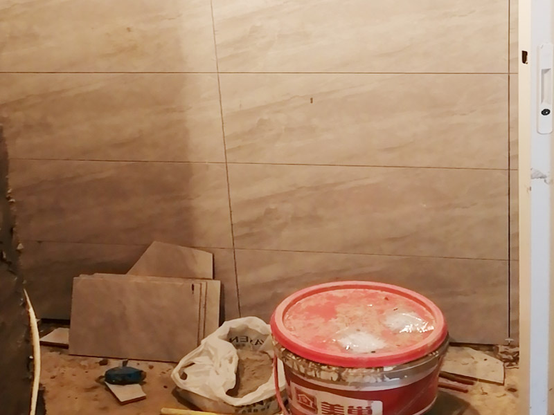 廁所重新裝修：、在同一房間內(nèi)，同類型的采暖設(shè)備、衛(wèi)生器具及管道配件，除有特殊要求外，應(yīng)安裝在同一高度上。2、明裝管道成排安裝時(shí)，直線部分應(yīng)互相平行。曲線部分：當(dāng)管道水平或垂直并行時(shí)，應(yīng)與直線部分保持等距；管道水平上下并行時(shí)，彎管部分的曲率半徑應(yīng)一致。3、管道采用粘接接口，管端插入承口的深度不得小于表3．3.15的規(guī)定。