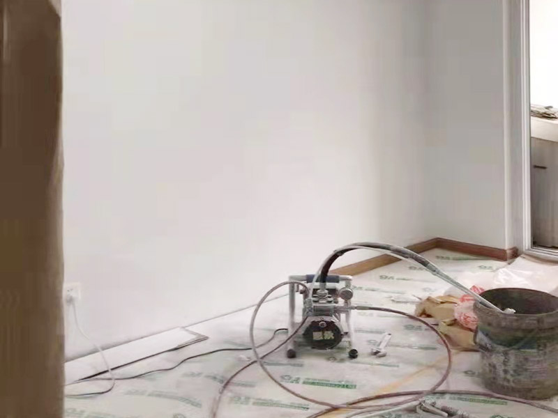 全屋裝修翻新:對(duì)于原有空間布局不滿意，需要重新規(guī)劃，那勢(shì)必就會(huì)對(duì)房屋的墻體進(jìn)行安排。拆除、砌墻等等。水電施工基本原則：走頂不走地，頂不能走，考慮走墻，墻也不能走，才考慮走地。 在開線槽前，要先做好線路定位，主要考慮開關(guān)、插座、燈具等電器的位置。此時(shí)可進(jìn)行櫥柜的第一次測(cè)量。嚴(yán)格的監(jiān)督水電工程中的質(zhì)量及一些相關(guān)的隱患問題，及早發(fā)現(xiàn)及早解決。