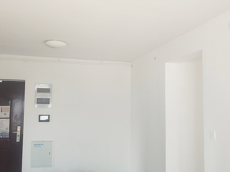 全屋裝修翻新:對(duì)于原有空間布局不滿意，需要重新規(guī)劃，那勢(shì)必就會(huì)對(duì)房屋的墻體進(jìn)行安排。拆除、砌墻等等。水電施工基本原則：走頂不走地，頂不能走，考慮走墻，墻也不能走，才考慮走地。 在開線槽前，要先做好線路定位，主要考慮開關(guān)、插座、燈具等電器的位置。此時(shí)可進(jìn)行櫥柜的第一次測(cè)量。嚴(yán)格的監(jiān)督水電工程中的質(zhì)量及一些相關(guān)的隱患問題，及早發(fā)現(xiàn)及早解決。 清理舊墻面:對(duì)墻面先進(jìn)行清楚表層,因?yàn)楸韺有枰幚砀蓛?把面上凹凸不平的地方修復(fù)平整。刮頭遍膩?zhàn)?選擇顆粒細(xì)度較高,質(zhì)地較硬的膩?zhàn)舆M(jìn)行工作。刮完后打磨,完成打磨工作后,記得要將墻面清掃一遍,避免因粉塵太多,影響墻漆的附著力。刷底漆:如果墻面用漆量較大,建議在底漆中適量多加點(diǎn)水,在涂刷過程中一定要確保墻面的每個(gè)地方都要刷上底漆,并且涂刷均勻。