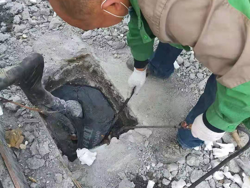 水管做防水卷材施工：如在屋面上設(shè)計有彩鋼坡屋頂。通常情況下是在彩鋼坡屋頂沒有安裝彩鋼板前，鋪設(shè)防水卷材(因安裝彩鋼板后，鋼結(jié)構(gòu)屋頂內(nèi)十分黑暗，雖可人工照明，但空間狹小，不利于施工)。在安裝彩鋼板時，施工作業(yè)人員要頻繁踩踏卷材，難免要對防水層造成破壞，而滿粘的卷材在一定程度上可以承受這種外力的沖擊，而不至于移位，接縫撕裂。