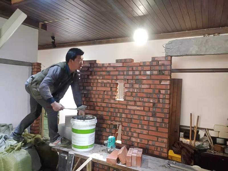 室內(nèi)水泥砌紅磚：要想在家中裝修一面紅磚砌墻，施工工人一般都會(huì)使用鋼化的方法。鋼化之后的紅磚砌墻不僅光澤度好，而且硬度還高，用指甲都不會(huì)留下什么痕跡。但是這種工藝的本身并不是膩?zhàn)?，因?yàn)槟佔(zhàn)邮亲鳛槊鎸觼泶虻子玫模员仨氁哂幸欢ǖ拇植诙?、吸水性、延展性，這樣附著力才好，也不會(huì)導(dǎo)致墻漆快速干裂。在做了鋼化之后，就可以不用再上乳膠漆了。因?yàn)榧t磚砌墻的附著力和吸水性都很差，如果要比較與墻漆的好壞，從環(huán)保的角度來說，墻漆無疑是最好的。