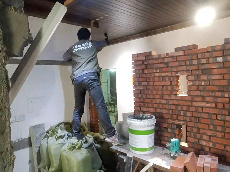 室內(nèi)水泥砌紅磚：要想在家中裝修一面紅磚砌墻，施工工人一般都會(huì)使用鋼化的方法。鋼化之后的紅磚砌墻不僅光澤度好，而且硬度還高，用指甲都不會(huì)留下什么痕跡。但是這種工藝的本身并不是膩?zhàn)?，因?yàn)槟佔(zhàn)邮亲鳛槊鎸觼泶虻子玫?，所以必須要具有一定的粗糙度、吸水性、延展性，這樣附著力才好，也不會(huì)導(dǎo)致墻漆快速干裂。在做了鋼化之后，就可以不用再上乳膠漆了。因?yàn)榧t磚砌墻的附著力和吸水性都很差，如果要比較與墻漆的好壞，從環(huán)保的角度來說，墻漆無疑是最好的。