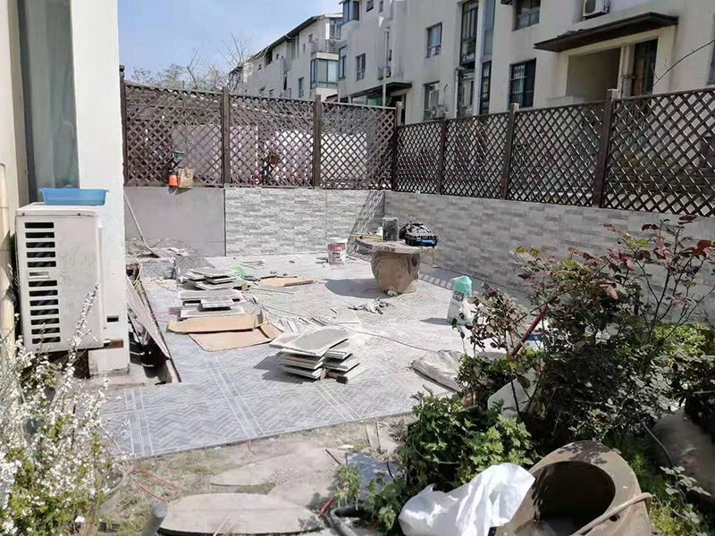 庭院防水貼磚：基層清理平整。其實不用說大家都知道開始的時候肯定是地面平整，定好大致的高度，然后整平夯實。水平定點，基層硬化。所有的造型定位之后，在規(guī)劃好的區(qū)域之內(nèi)就需要精確定點，做好標(biāo)高處理，然后進(jìn)行基層硬化。鋪貼透水磚，勾縫處理。做好前面的所有準(zhǔn)備工作就可以鋪貼透水磚了，按照自己最滿意的鋪貼花式來施工即可，最后用水泥砂漿勾縫處理。