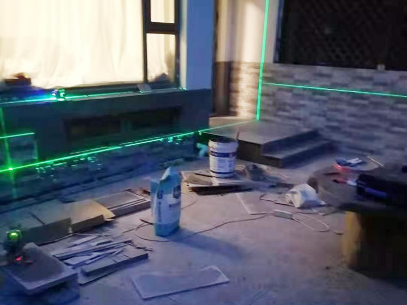 庭院防水貼磚：基層清理平整。其實不用說大家都知道開始的時候肯定是地面平整，定好大致的高度，然后整平夯實。水平定點，基層硬化。所有的造型定位之后，在規(guī)劃好的區(qū)域之內(nèi)就需要精確定點，做好標(biāo)高處理，然后進(jìn)行基層硬化。鋪貼透水磚，勾縫處理。做好前面的所有準(zhǔn)備工作就可以鋪貼透水磚了，按照自己最滿意的鋪貼花式來施工即可，最后用水泥砂漿勾縫處理。