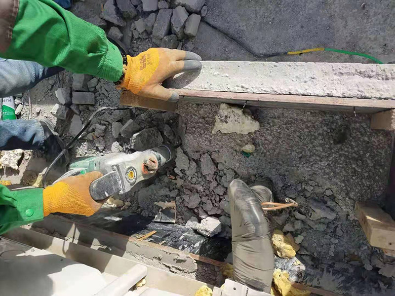 屋頂水管拆除改造：屋頂有很多的低矮的管道，其實是和其他住戶不相連的。這些是屋頂保溫層的排氣口。保溫層在施工時難免會有水分留在里面，施工結(jié)束后長期暴曬于屋頂，如果水汽排不出會造成屋頂起鼓開裂。所以在工程上要求有一定間隔的排氣口。 用水泥砂漿找平,同時做好防水層和保護(hù)層,然后,檢查基層處理并進(jìn)行清理,要求不能有任何雜質(zhì),且屋面必須保持干燥,否則會直接影響防水效果,最后,根據(jù)當(dāng)天的施工量配置相應(yīng)的瀝青,并參照從高到低、從遠(yuǎn)到近的順序,開始鋪貼屋面防水卷材。