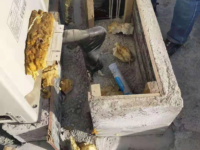 屋頂水管拆除改造：屋頂有很多的低矮的管道，其實是和其他住戶不相連的。這些是屋頂保溫層的排氣口。保溫層在施工時難免會有水分留在里面，施工結(jié)束后長期暴曬于屋頂，如果水汽排不出會造成屋頂起鼓開裂。所以在工程上要求有一定間隔的排氣口。 用水泥砂漿找平,同時做好防水層和保護(hù)層,然后,檢查基層處理并進(jìn)行清理,要求不能有任何雜質(zhì),且屋面必須保持干燥,否則會直接影響防水效果,最后,根據(jù)當(dāng)天的施工量配置相應(yīng)的瀝青,并參照從高到低、從遠(yuǎn)到近的順序,開始鋪貼屋面防水卷材。