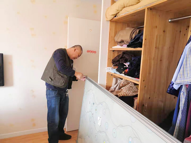 移門滑軌維修：用螺絲刀把滑輪卸下，檢查滑輪無法轉(zhuǎn)動原因，如果是生銹了，可以先涂點黃油，讓它自己滑動一下，可以增加靈活性;如果不行，請直接更換一個滑輪。 先借用工具取一個邊框和下封，用固定螺絲固定，把固定好的邊框放置地上，然后把移門板排列在邊框上面。 取另外一根邊框，接著卡入排列好的移門板上，用螺絲固定下封和邊框，一定要歸哪個緊，不要讓它松動。 卡入上封，用螺絲固定，同時固定好上滑輪，等待上下螺絲都固定好后，用牽引螺絲，把下滑輪固定在下封內(nèi)，整個過程維修好。