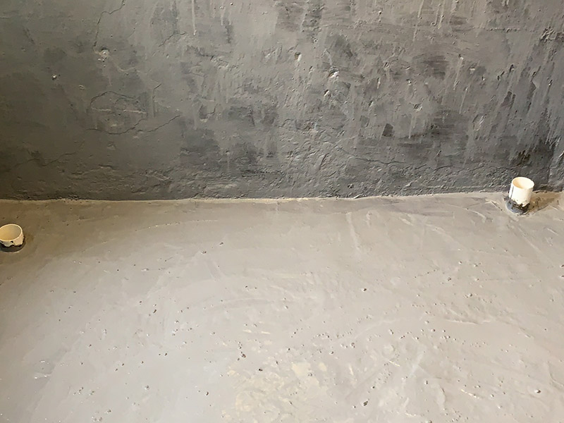 浴缸防水安裝施工：在安放浴缸時注意下水口的另一端要略高于下水口的一端，以便將來排污不暢。這一點要因情況而定。鑄鐵的浴缸雖然結(jié)實，但其導熱性非常的快，應使用中河沙，在浴缸的底部鋪牢、砸實。 浴缸裙的貼磚是不需要抓毛的，砌好紅磚的臺子，在表面抹一層水泥砂漿，然后等兩天再來貼磚即可，貼磚很麻煩，由于地面留了坡度，而浴缸是平的，所以每一塊大磚都要打磨成不同的尺寸，不可以一次打磨很多，容易磨多了，要反復磨。磚的上邊要塞入浴缸的圓邊下，這樣才不會形成陽角。