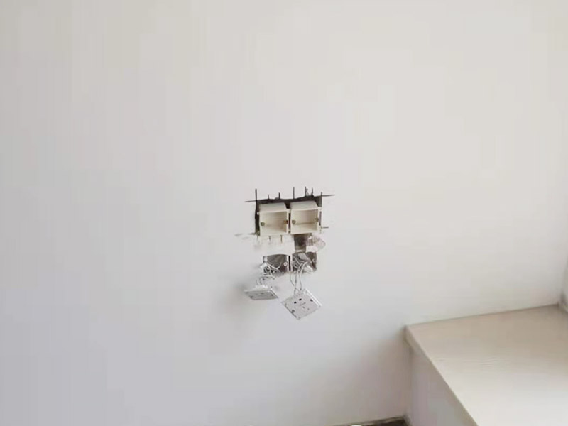 墻面電路開槽安裝：首先確定水電開槽的線路走向；然后施工隊安線路沿著地面或者墻面開槽；接入線管和暗盒；檢測電路面對水路進行測壓；抹平線槽；最后對水路開槽進行平面安裝。 注意在確定線路走向的時候，避免線路過多交叉，開槽走管的路線要橫平豎直。開暗槽的時候，要注意房屋的承重墻的鋼筋粗細，不要切到；開槽的深度寬度也要把握好，根據(jù)房屋結(jié)構(gòu)決定；電路接頭不要裸露在外面；穿管不能使用軟管；