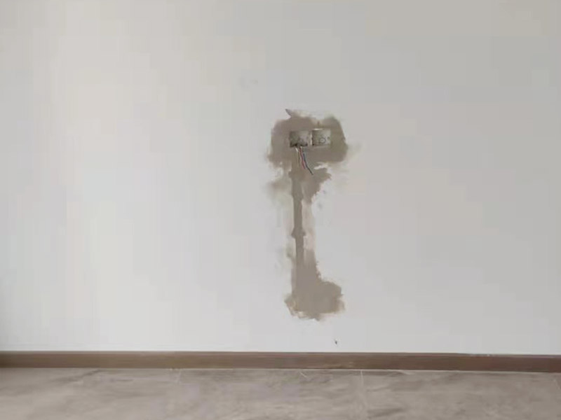 墻面電路開槽安裝：首先確定水電開槽的線路走向；然后施工隊安線路沿著地面或者墻面開槽；接入線管和暗盒；檢測電路面對水路進行測壓；抹平線槽；最后對水路開槽進行平面安裝。 注意在確定線路走向的時候，避免線路過多交叉，開槽走管的路線要橫平豎直。開暗槽的時候，要注意房屋的承重墻的鋼筋粗細，不要切到；開槽的深度寬度也要把握好，根據(jù)房屋結(jié)構(gòu)決定；電路接頭不要裸露在外面；穿管不能使用軟管；