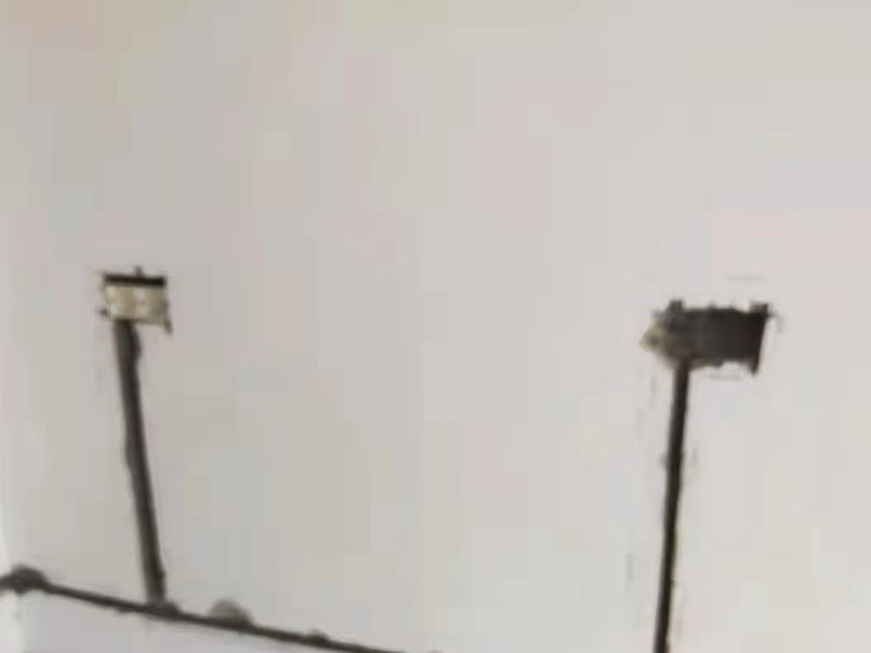 墻面電路開槽安裝：首先確定水電開槽的線路走向；然后施工隊安線路沿著地面或者墻面開槽；接入線管和暗盒；檢測電路面對水路進行測壓；抹平線槽；最后對水路開槽進行平面安裝。 注意在確定線路走向的時候，避免線路過多交叉，開槽走管的路線要橫平豎直。開暗槽的時候，要注意房屋的承重墻的鋼筋粗細，不要切到；開槽的深度寬度也要把握好，根據(jù)房屋結(jié)構(gòu)決定；電路接頭不要裸露在外面；穿管不能使用軟管；