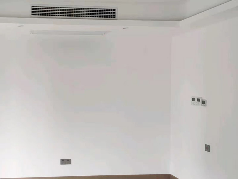 墻面電路開槽安裝：首先確定水電開槽的線路走向；然后施工隊安線路沿著地面或者墻面開槽；接入線管和暗盒；檢測電路面對水路進行測壓；抹平線槽；最后對水路開槽進行平面安裝。 注意在確定線路走向的時候，避免線路過多交叉，開槽走管的路線要橫平豎直。開暗槽的時候，要注意房屋的承重墻的鋼筋粗細，不要切到；開槽的深度寬度也要把握好，根據(jù)房屋結(jié)構(gòu)決定；電路接頭不要裸露在外面；穿管不能使用軟管；