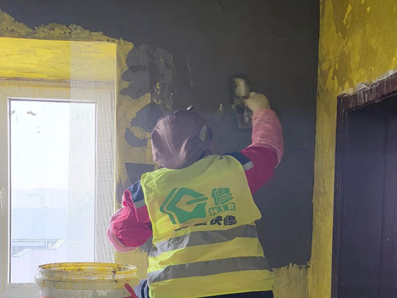 全屋墻面掛網(wǎng)施工：掛網(wǎng)之前，首先將墻面進(jìn)行抹灰，抹灰要分為兩步驟走，為了能夠增加墻面的粘合力，所以我們需要多增加水泥的成分，但是也不能夠太厚。接下來(lái)就要刷一遍砂漿，刷的時(shí)候要先做一下凝水處理，而且抹灰的深度一般來(lái)說(shuō)要達(dá)到3毫米左右，墻面的平整度要非常好。如果墻面上有裂縫，還需要用膠帶把它貼好，壓嚴(yán)實(shí)了，再用網(wǎng)格布蓋住，同時(shí)還要將多余的網(wǎng)格布剪斷，最后再刷上水泥砂漿，要讓它自然風(fēng)干，最后再輕輕打磨，涂上涂料，使其表面比較光滑就可以了。