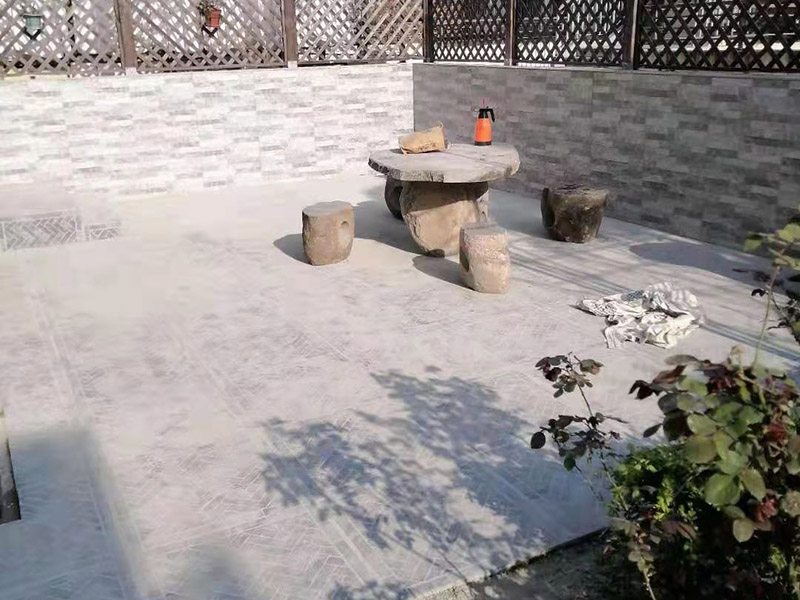 庭院貼磚施工:基層清理&rarr;貼灰餅&rarr;標(biāo)筋&rarr;鋪結(jié)合層砂漿&rarr;彈線&rarr;鋪磚&rarr;壓平拔縫&rarr;嵌縫&rarr;養(yǎng)護(hù) 將選配好的磚清洗干凈后，放入清水中浸泡2～3小時(shí)后取出晾干備用。結(jié)合層做完彈線后，接著按順序鋪磚。 鋪磚時(shí)應(yīng)抹墊水泥濕漿，按線先鋪縱橫定位帶， 定位帶各相隔15～20塊磚，然后從里往外退著鋪定位帶內(nèi)地磚，將地面磚鋪貼平整密實(shí)。 壓平、拔縫：每鋪完一個(gè)段落，用噴壺略灑水，15分鐘左右用木錘和硬木拍板按鋪磚順序錘拍一遍，不得遺漏，邊壓實(shí)邊用水平尺找平， 壓實(shí)后拉通線撫縱縫后橫縫進(jìn)行拔縫調(diào)直，使縫口平直、貫通、調(diào)縫后再用木錘拍板砸平，即將縫內(nèi)余漿或磚面上的灰漿擦擦去。