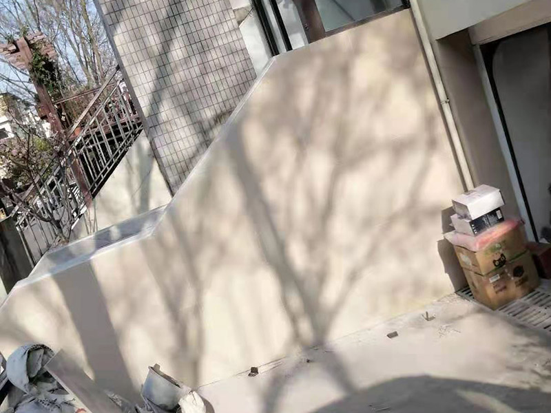 庭院貼磚施工:基層清理&rarr;貼灰餅&rarr;標(biāo)筋&rarr;鋪結(jié)合層砂漿&rarr;彈線&rarr;鋪磚&rarr;壓平拔縫&rarr;嵌縫&rarr;養(yǎng)護(hù) 將選配好的磚清洗干凈后，放入清水中浸泡2～3小時(shí)后取出晾干備用。結(jié)合層做完彈線后，接著按順序鋪磚。 鋪磚時(shí)應(yīng)抹墊水泥濕漿，按線先鋪縱橫定位帶， 定位帶各相隔15～20塊磚，然后從里往外退著鋪定位帶內(nèi)地磚，將地面磚鋪貼平整密實(shí)。 壓平、拔縫：每鋪完一個(gè)段落，用噴壺略灑水，15分鐘左右用木錘和硬木拍板按鋪磚順序錘拍一遍，不得遺漏，邊壓實(shí)邊用水平尺找平， 壓實(shí)后拉通線撫縱縫后橫縫進(jìn)行拔縫調(diào)直，使縫口平直、貫通、調(diào)縫后再用木錘拍板砸平，即將縫內(nèi)余漿或磚面上的灰漿擦擦去。