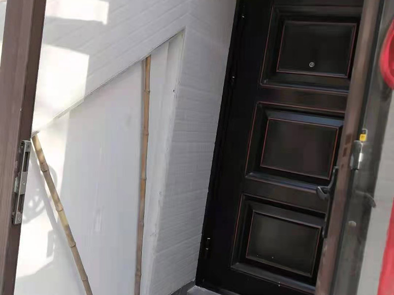 庭院貼磚施工:基層清理&rarr;貼灰餅&rarr;標(biāo)筋&rarr;鋪結(jié)合層砂漿&rarr;彈線&rarr;鋪磚&rarr;壓平拔縫&rarr;嵌縫&rarr;養(yǎng)護(hù) 將選配好的磚清洗干凈后，放入清水中浸泡2～3小時(shí)后取出晾干備用。結(jié)合層做完彈線后，接著按順序鋪磚。 鋪磚時(shí)應(yīng)抹墊水泥濕漿，按線先鋪縱橫定位帶， 定位帶各相隔15～20塊磚，然后從里往外退著鋪定位帶內(nèi)地磚，將地面磚鋪貼平整密實(shí)。 壓平、拔縫：每鋪完一個(gè)段落，用噴壺略灑水，15分鐘左右用木錘和硬木拍板按鋪磚順序錘拍一遍，不得遺漏，邊壓實(shí)邊用水平尺找平， 壓實(shí)后拉通線撫縱縫后橫縫進(jìn)行拔縫調(diào)直，使縫口平直、貫通、調(diào)縫后再用木錘拍板砸平，即將縫內(nèi)余漿或磚面上的灰漿擦擦去。