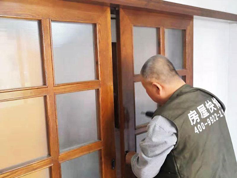 打了推拉門上門維修電話卻沒有師傅上門，我想自己動(dòng)手修門該從何下手