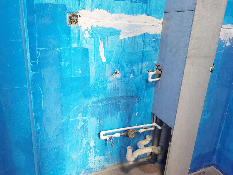 出租房廚房墻貼微晶板：將粘有圖案的轉(zhuǎn)移膜輕輕的撕離圖案的底紙，如果圖案有沒粘在轉(zhuǎn)移膜上的地方，可以用小刀輔助一下。先將轉(zhuǎn)移膜剪下的邊角料挑選個墻角的墻面測試一下墻面的性能，確定墻面沒問題后再粘貼。如果墻面掉粉或在撕下轉(zhuǎn)移膜時會連同墻面漆一起粘下，請?zhí)幚砗笤龠M(jìn)行粘貼。　貼圖案的時候，可以先將轉(zhuǎn)移膜的一角先粘在墻上，然后慢慢的將粘有圖案的轉(zhuǎn)移膜順著向下的方向貼在墻上，接著用卡片由圖案中間向四周的方向反復(fù)劃幾下，使墻貼更好粘在墻壁。