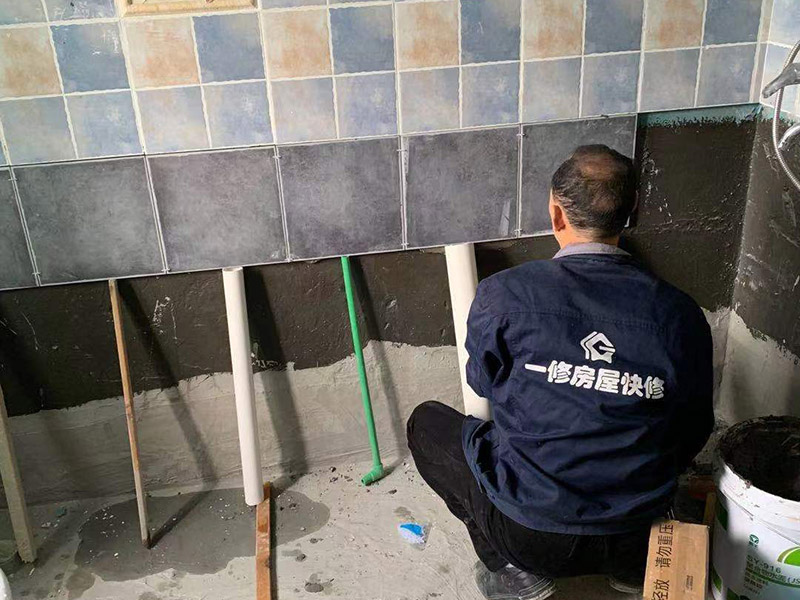 墻面貼瓷磚維修:首先將沙子和水泥按照3：1的比例混合后兌少量的水，使水泥和沙子混合到可以用手攥成團(tuán)的黏稠度,在鋪磚之前先將要鋪的地方用水潑濕。將開始和好的水泥和沙子鏟到你要鋪瓷磚的地方,鏟完以后用小鏟子初步抹平,然后用一根小平板抹平表面，然后瓷磚背后抹上開始和好的那盆比較稠的水泥漿。再將抹好水泥的磚小心平放到要鋪的地方，注意對(duì)縫。再用橡膠小榔頭敲實(shí)，用水平尺找平。最后在側(cè)邊用小榔頭的把手堵嚴(yán)實(shí)。