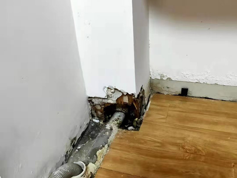 墻內(nèi)水管漏水維修:第一時(shí)間關(guān)掉自家的供水閥門(mén)，讓漏水帶來(lái)的影響盡可能的縮小。需要找到水管漏水的地方，最常使用的方法是水管打壓法。此方法需要將冷熱水管用軟管連接在一起使冷熱水形成一個(gè)圈，總閥門(mén)關(guān)閉，所有出水口只留一個(gè)口接上試壓器，其余關(guān)閉，這時(shí)試壓器的指針讀數(shù)為0。 搖動(dòng)測(cè)壓桿至指針讀數(shù)到0.9-1.0之間，此時(shí)的水壓應(yīng)為正常水壓的3-6倍。然后需要等待一定時(shí)間，不同管材需要的時(shí)間不一樣，但最少也需要半個(gè)小時(shí)。此時(shí)查看壓力值，如果降幅不超過(guò)0.5個(gè)壓，就沒(méi)有漏水。如果有漏點(diǎn)，壓力就會(huì)下降較多。 找到了漏水點(diǎn)，我們就要對(duì)漏水的管道進(jìn)行維修或更換。首先要鑿開(kāi)對(duì)應(yīng)墻面，此過(guò)程中要注意對(duì)地板家居的保護(hù)。然后清理干凈管道上的殘?jiān)M(jìn)行換新，連接好后要用防水膠對(duì)管道進(jìn)行防水處理。