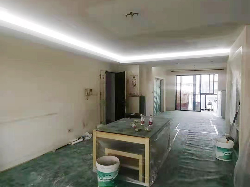 地面家具保護措施：貼好磚做好清潔，清除地磚表面的細沙之類的。防止后期走動或者其他動作刮花地磚表面釉質，導致后期地面很花。其他的堅硬物也不要留在地磚表面?？梢杂玫孛姹Ｗo膜把地磚覆蓋了，在上面的各種操作就不會破壞地磚了。選擇整體都覆蓋，方便工人之后的施工，在裝修完畢后取掉就行。