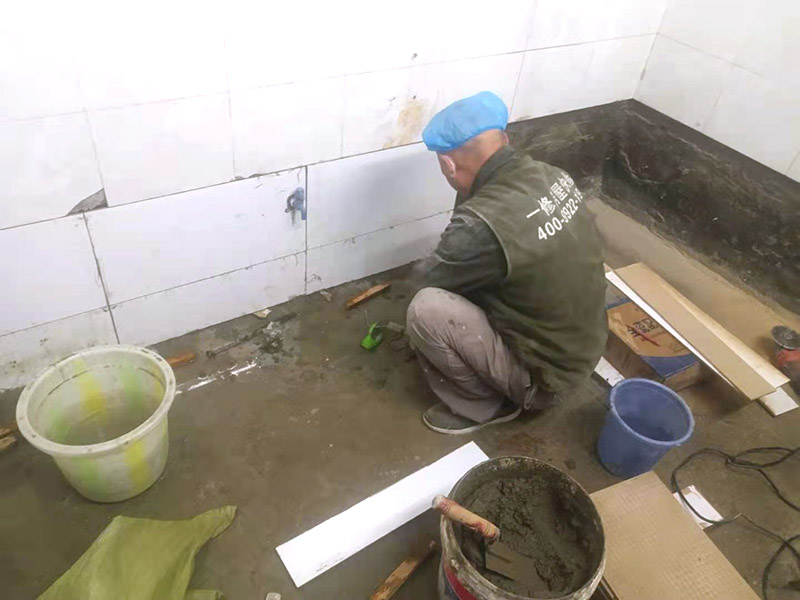 墻磚補瓷磚維修：如果瓷磚破損的地方，是在室內空間中間，為了避免以后使用的美觀度，最好重新鋪貼。如果是家具擺放區(qū)域或者室內邊角，可以使用陶瓷膠水，打磨填補下。 或者破損的瓷磚，需要將瓷磚的邊緣徹底清除干凈，再嵌入白水泥，使用小錘子將破損的瓷磚輕輕敲掉。如果瓷磚比較貼地面，可以使用刀子來劃分區(qū)域，從中間開始施工，讓依次將瓷磚慢慢修整干凈。