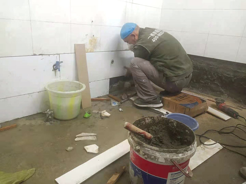  歡迎到久益一修家庭維修官網(wǎng)了解汝州市水電維修服務(wù)商地址、汝州市水電維修師傅電話號(hào)碼；汝州市久益一修裝修公司提供水電維修上門服務(wù)，可以免費(fèi)咨詢客服關(guān)于汝州市水電維修公司哪家好、汝州市水電維修師傅電話、汝州市水電維修報(bào)價(jià)、汝州市水電維修實(shí)體店地址。