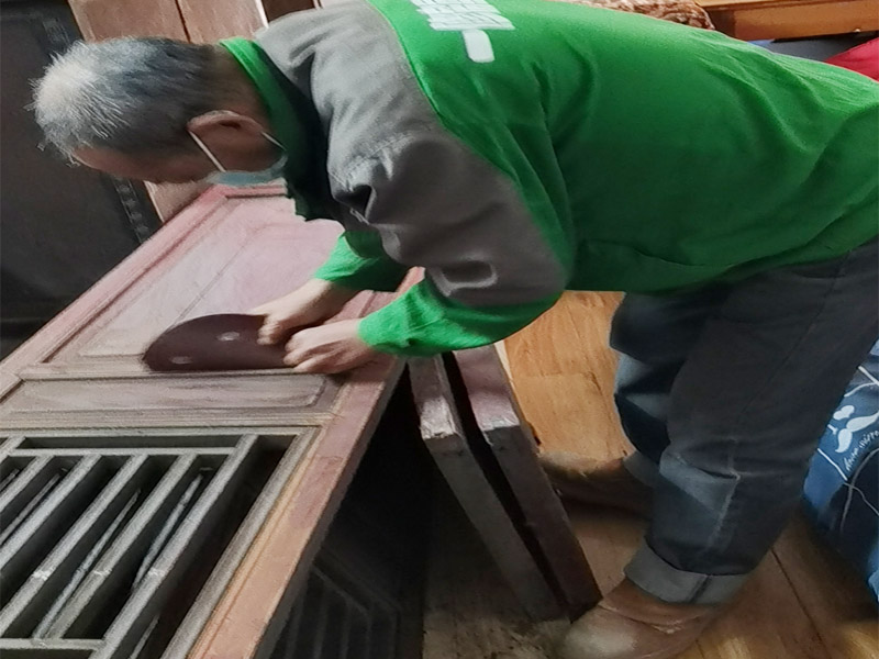 屏風(fēng)家具打磨翻新：為了保持整件家具的完整性，在拆開(kāi)時(shí)應(yīng)先觀察結(jié)構(gòu)。仔細(xì)觀察完家具的結(jié)構(gòu)后，把每個(gè)部件都標(biāo)做好序號(hào)以便翻新后安裝，在家具在拆時(shí)要按照組裝時(shí)相反的順序拆開(kāi)?？梢允褂霉β瘦^大的吹風(fēng)機(jī)來(lái)清理舊家具上的浮塵及積土，但是一定不能用濕布來(lái)擦，沒(méi)有看清楚部件本身面目之前就用濕布來(lái)擦拭會(huì)造成無(wú)法預(yù)料的傷害。家具去漆一般用細(xì)砂紙來(lái)輕輕的打磨，較硬的部位可以使用刀刮。注意去漆時(shí)原有的精雕部分不能破壞，否則會(huì)造成永久的損壞，怎么修補(bǔ)也沒(méi)有用。 最后就是對(duì)舊家具做漆面，它不是說(shuō)簡(jiǎn)單地刷漆就行，而要盡量保留家具原來(lái)的漆面。舊家具的漆膜也是一樣需要打磨的，要想效果好可以用人的來(lái)對(duì)家具反復(fù)摩擦。對(duì)于家具漆面的打磨要求不能留有死角、不能留有油污、色澤要均勻一致。