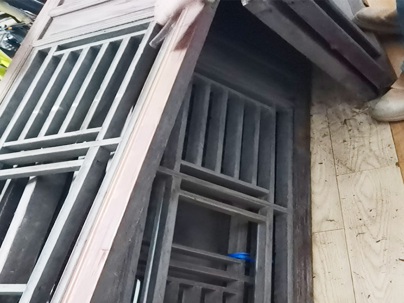 屏風(fēng)家具打磨翻新：為了保持整件家具的完整性，在拆開(kāi)時(shí)應(yīng)先觀察結(jié)構(gòu)。仔細(xì)觀察完家具的結(jié)構(gòu)后，把每個(gè)部件都標(biāo)做好序號(hào)以便翻新后安裝，在家具在拆時(shí)要按照組裝時(shí)相反的順序拆開(kāi)?？梢允褂霉β瘦^大的吹風(fēng)機(jī)來(lái)清理舊家具上的浮塵及積土，但是一定不能用濕布來(lái)擦，沒(méi)有看清楚部件本身面目之前就用濕布來(lái)擦拭會(huì)造成無(wú)法預(yù)料的傷害。家具去漆一般用細(xì)砂紙來(lái)輕輕的打磨，較硬的部位可以使用刀刮。注意去漆時(shí)原有的精雕部分不能破壞，否則會(huì)造成永久的損壞，怎么修補(bǔ)也沒(méi)有用。 最后就是對(duì)舊家具做漆面，它不是說(shuō)簡(jiǎn)單地刷漆就行，而要盡量保留家具原來(lái)的漆面。舊家具的漆膜也是一樣需要打磨的，要想效果好可以用人的來(lái)對(duì)家具反復(fù)摩擦。對(duì)于家具漆面的打磨要求不能留有死角、不能留有油污、色澤要均勻一致。