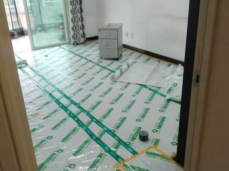 家具成品保護(hù)措施：成品飾面板在安裝好后必須用PE保護(hù)膜覆蓋包起來，所有成品飾面板的陽角位必須用硬質(zhì)紙護(hù)角或泡沫棉進(jìn)行保護(hù)性包裝，防止交被其他施工人員碰撞。固裝家具保護(hù)完后，在正面要貼上醒目的標(biāo)簽，進(jìn)行現(xiàn)場提示。家具木門安裝好后，木門的門框1.5米以下高度一定要用硬質(zhì)紙護(hù)角或泡沫棉進(jìn)行保護(hù)性包裝，門頁用PE保護(hù)膜及泡沫板包起來，防止交被其他施工人員碰撞。