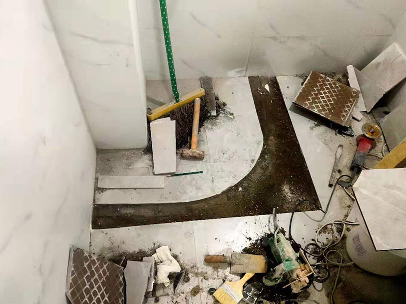 浴室地面擋水條安裝：房屋裝修時鋪地板磚的過程中會留出一條槽，水泥砂漿鋪平后放入大理石的擋水條。在鋪地磚的時候先將擋水條嵌在地磚里面，配套浴簾用的擋水條，安裝時測量好安裝高度。使浴簾自然下垂，垂進(jìn)擋水條里三厘米左右，是最好的安裝效果且安裝后水不會外濺。