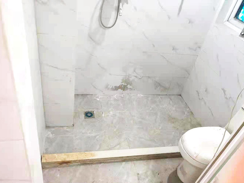 浴室地面擋水條安裝：房屋裝修時鋪地板磚的過程中會留出一條槽，水泥砂漿鋪平后放入大理石的擋水條。在鋪地磚的時候先將擋水條嵌在地磚里面，配套浴簾用的擋水條，安裝時測量好安裝高度。使浴簾自然下垂，垂進(jìn)擋水條里三厘米左右，是最好的安裝效果且安裝后水不會外濺。