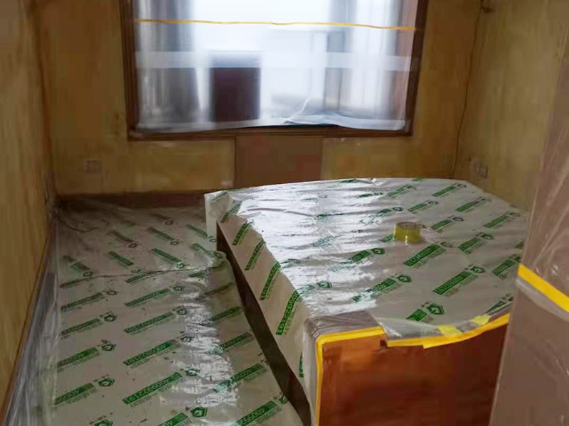 臥室翻新家具保護方案：在新房裝修及舊房翻新時粘上遮蔽保護膜和遮蔽紙，保護門窗、地板、家具及燈具等等。防止施工時涂料和油漆刷在以上物體上面，也使施工人員可以大膽、快速的涂刷墻面，不必擔(dān)心涂料會流到地板上造成需花大量人工清潔的現(xiàn)象。可以直接提高施工效率，節(jié)約施工后的清潔工作、節(jié)約人工、提高裝修質(zhì)量。 大件家具家電搬移：在進場施工前需要將家具搬移出一定的距離，移到房子中間，并用保護膜和保護套對地板、家具、家電、墻面進行保護，一邊施工，杜絕粘污。 地面保護：用地膜將需要涂刷房間的地面鋪上地膜，如果靠近踢腳線，地膜附在30厘米遮蔽保護膜之上，用美紋紙或大膠帶固定。第一層地膜和第二層地膜之間用大膠帶固定，一定要平整無縫隙。 門、家具：根據(jù)被包裹物體大小選擇遮蔽保護膜的大小，確保保護物體四面包裹無死角，且保護膜平整。