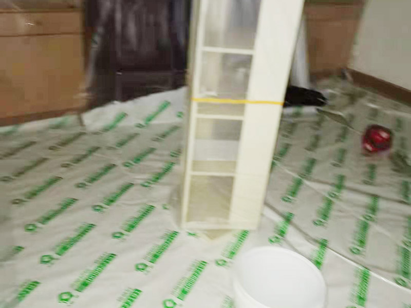臥室翻新家具保護方案：在新房裝修及舊房翻新時粘上遮蔽保護膜和遮蔽紙，保護門窗、地板、家具及燈具等等。防止施工時涂料和油漆刷在以上物體上面，也使施工人員可以大膽、快速的涂刷墻面，不必擔(dān)心涂料會流到地板上造成需花大量人工清潔的現(xiàn)象。可以直接提高施工效率，節(jié)約施工后的清潔工作、節(jié)約人工、提高裝修質(zhì)量。 大件家具家電搬移：在進場施工前需要將家具搬移出一定的距離，移到房子中間，并用保護膜和保護套對地板、家具、家電、墻面進行保護，一邊施工，杜絕粘污。 地面保護：用地膜將需要涂刷房間的地面鋪上地膜，如果靠近踢腳線，地膜附在30厘米遮蔽保護膜之上，用美紋紙或大膠帶固定。第一層地膜和第二層地膜之間用大膠帶固定，一定要平整無縫隙。 門、家具：根據(jù)被包裹物體大小選擇遮蔽保護膜的大小，確保保護物體四面包裹無死角，且保護膜平整。