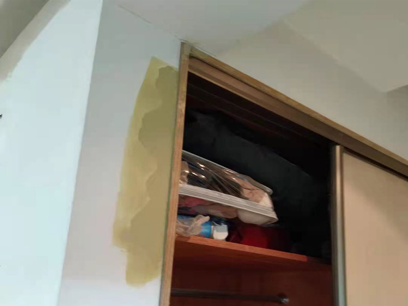 墻面局部修補(bǔ)翻新：舊墻面在翻新之前務(wù)必需要進(jìn)行基層處理，如果墻面粉化嚴(yán)重，則需要使用鏟子對(duì)漆面進(jìn)行一一鏟除，再涂刷白水泥。如果舊墻表面平滑的，則需要使用砂紙進(jìn)行打磨，將不粘結(jié)的漆膜除去，以便于后期進(jìn)行油漆施工。 舊墻基層處理好后，就可以進(jìn)行刮膩?zhàn)拥氖┕?，在這一環(huán)節(jié)需要注意涂刮的膩?zhàn)雍穸葢?yīng)均勻一致，一般刮2-3遍，再來進(jìn)行打磨處理。等完全干燥后，再來進(jìn)行一遍底漆的施工，底漆有著很好防潮效果，還利于面漆的著附。最后則是進(jìn)行兩道面漆的施工涂刷，待第一遍面漆施工干透后，才能進(jìn)行第二遍面漆的涂刷，漆膜應(yīng)均勻，薄厚一致。