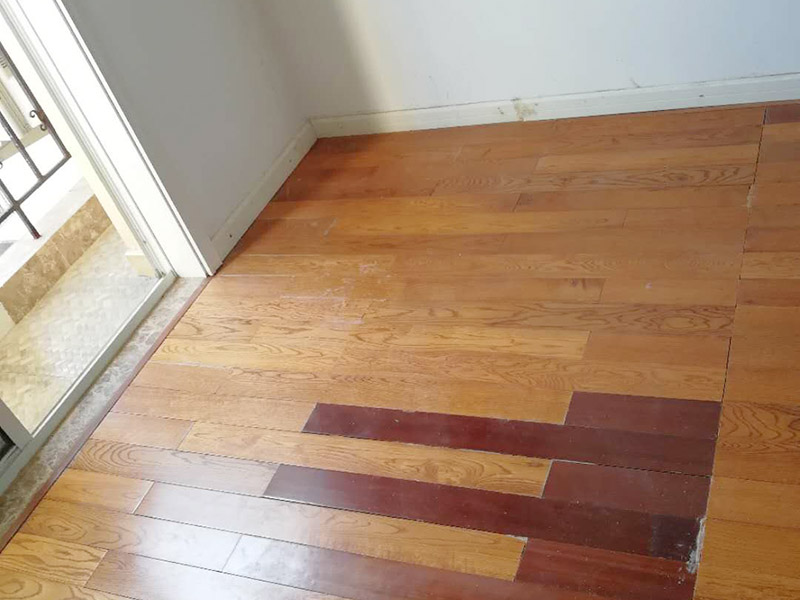 地面清掃打蠟施工：先將地板上所有的污漬徹底清掃干凈，如有膠或黏污時(shí)，可用中性清潔劑與布小心輕輕磨掉。等干凈后，再將水性蠟倒入干凈的干拖把上，將蠟均勻涂布于地板上，即可。上蠟后約需20分鐘左右，讓地板表面自干，等干后才可踩踏于上面可用電風(fēng)扇輔助吹干以縮短時(shí)間，一般經(jīng)驗(yàn)打蠟后約需幾小時(shí)才會(huì)完全干。如有重物要移動(dòng)須等蠟完全干后才能搬動(dòng)，如此即可保地板之光亮。 　