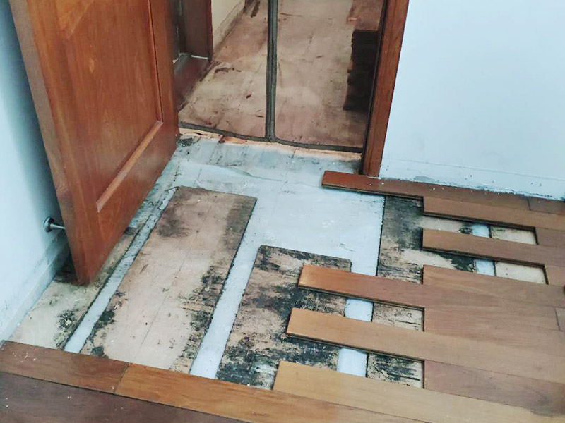 地面清掃打蠟施工：先將地板上所有的污漬徹底清掃干凈，如有膠或黏污時(shí)，可用中性清潔劑與布小心輕輕磨掉。等干凈后，再將水性蠟倒入干凈的干拖把上，將蠟均勻涂布于地板上，即可。上蠟后約需20分鐘左右，讓地板表面自干，等干后才可踩踏于上面可用電風(fēng)扇輔助吹干以縮短時(shí)間，一般經(jīng)驗(yàn)打蠟后約需幾小時(shí)才會(huì)完全干。如有重物要移動(dòng)須等蠟完全干后才能搬動(dòng)，如此即可保地板之光亮。 　