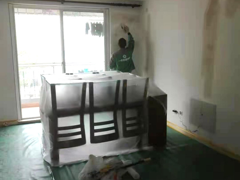 客廳墻面翻新家具保護：在墻面翻新前，需要先將舊漆面鏟除干凈，之后在進行打磨，將墻面的浮沉雜物都清理干凈。如果墻面有凹凸不平的情況，要先用膩子修補，如果墻面出現(xiàn)空鼓的現(xiàn)象，也要將整面的墻皮進行鏟除，在做后續(xù)的處理?；鶎幼鐾旰螅枰獙⑹┕^(qū)域的家具物件移除，避免在翻新過程中，使家具受到損傷。