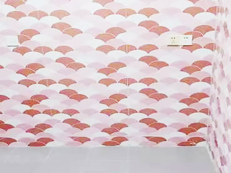 墻磚拆除翻新：衛(wèi)浴用具拆除后可以對墻面瓷磚進(jìn)行拆卸。拆卸一般是從墻體的下方往上方敲，從瓷磚的邊緣往里面敲，還需要根據(jù)拆卸的位置選擇適當(dāng)?shù)那么u力度。敲磚是從墻體下方開始敲，從每塊瓷磚的邊緣開始敲。如果先敲上面的瓷磚，地面堆積瓷磚較多，擋住墻體下面的瓷磚，不利于拆卸。  　　另外，敲磚過程中，要不是對地面的瓷磚進(jìn)行清理，以免瓷磚過多堆積，減慢施工進(jìn)度以及造成施工意外。由于二手房的衛(wèi)浴在之前是做了一次防水的，因此在敲磚時(shí)必須注意防水層的處理，與屋主溝通好，防水層是否打掉。