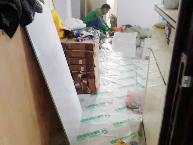 衛(wèi)生間防水裝修案例：清理衛(wèi)生間基層，包括灰塵、沙粒、水泥等，地面找平找坡，墻面若有裂痕、空鼓、缺陷用水泥抹平，保證基層堅(jiān)固平整。衛(wèi)生間陰陽角、水管根部應(yīng)避免死角，做成圓弧并順直。漏水概率最大的部位主要是陰陽角、水管根部，為了降低漏水風(fēng)險(xiǎn)先將這些部位做一遍防水。第二遍防水與第一遍防水要才有十字交叉的方式，這樣能夠降低漏刷的可能性。防水一般做兩到三遍，每遍厚度控制在0.5mm左右。