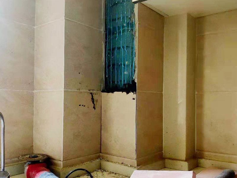 廚房墻磚修復施工：1、刮除掉需要更換的瓷磚與周圍瓷磚的接縫處的填縫劑； 2、用云石機沿瓷磚的對角線切開，注意不要到瓷磚的四個角，離角大概有10公分即可； 3、采用錘子，從對角線的中心位置砸開，取掉中心碎裂的瓷磚； 4、采用錘子和撬杠從碎裂中心邊緣部分開始，撬杠適當向外傾斜立在磚面，用錘子錘擊撬杠，逐步的從中心往四周敲砸瓷磚，到瓷磚的邊的部分要特別的小心。 5、將砸掉瓷磚瓷磚后的墻地面基層清理干凈，剔除松動的基層； 6、采用水泥砂漿重新粘貼新的瓷磚。