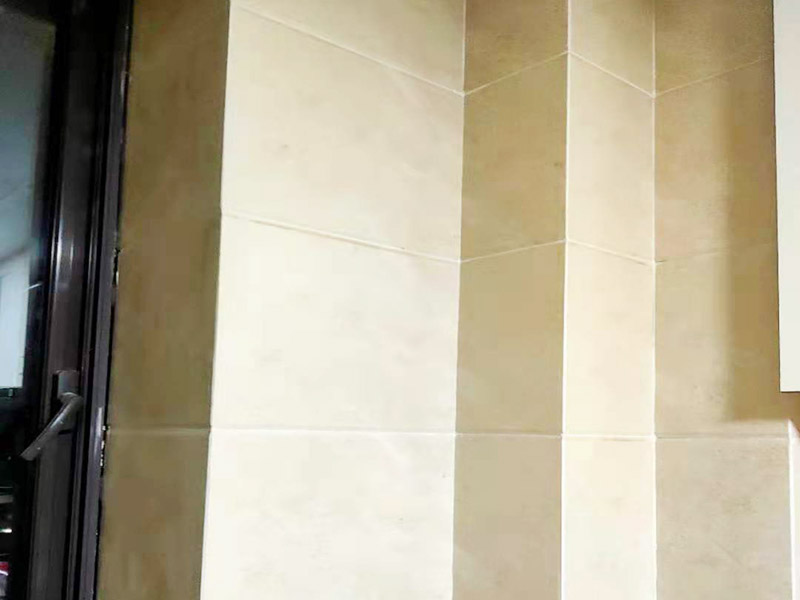 廚房墻磚修復施工：1、刮除掉需要更換的瓷磚與周圍瓷磚的接縫處的填縫劑； 2、用云石機沿瓷磚的對角線切開，注意不要到瓷磚的四個角，離角大概有10公分即可； 3、采用錘子，從對角線的中心位置砸開，取掉中心碎裂的瓷磚； 4、采用錘子和撬杠從碎裂中心邊緣部分開始，撬杠適當向外傾斜立在磚面，用錘子錘擊撬杠，逐步的從中心往四周敲砸瓷磚，到瓷磚的邊的部分要特別的小心。 5、將砸掉瓷磚瓷磚后的墻地面基層清理干凈，剔除松動的基層； 6、采用水泥砂漿重新粘貼新的瓷磚。