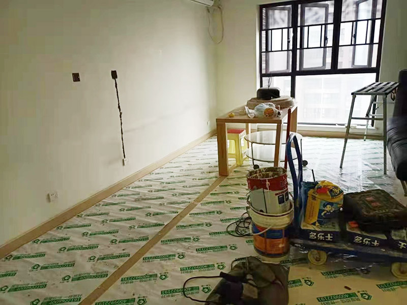 地面家具成品保護(hù)措施:在墻面翻新前，需要先將舊漆面鏟除干凈，之后在進(jìn)行打磨，將墻面的浮沉雜物都清理干凈。如果墻面有凹凸不平的情況，要先用膩子修補(bǔ)，如果墻面出現(xiàn)空鼓的現(xiàn)象，也要將整面的墻皮進(jìn)行鏟除，在做后續(xù)的處理?；鶎幼鐾旰?，需要將施工區(qū)域的家具物件移除，避免在翻新過程中，使家具受到損傷。